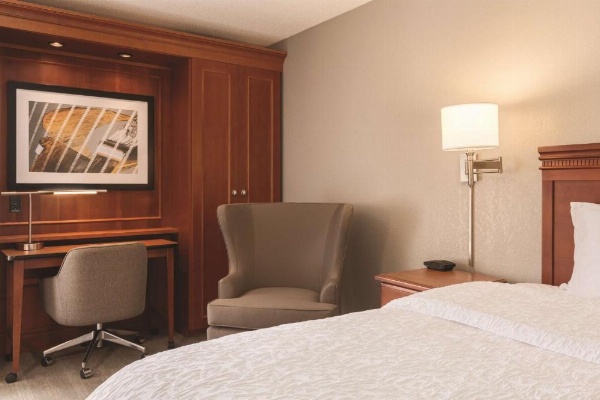 Hampton Inn By Hilton Des Moines Airport image 12