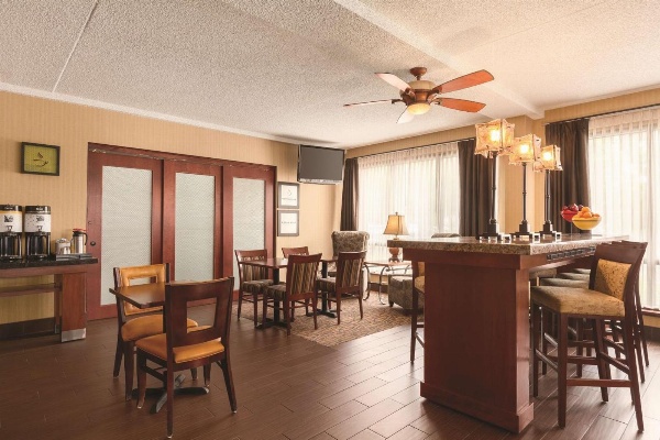 Hampton Inn By Hilton Des Moines Airport image 5