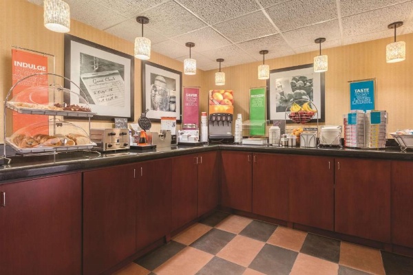 Hampton Inn By Hilton Des Moines Airport image 8